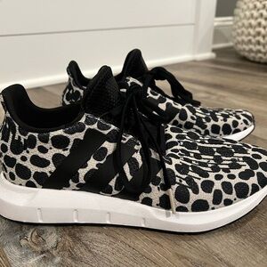Adidas Swift Run 1.0
Leopard Print Sneakers
Black White Size 7.5